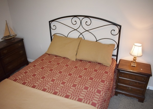 WESTBURY QUEEN BED COVER CRANBERRY/TAN 94"X104"